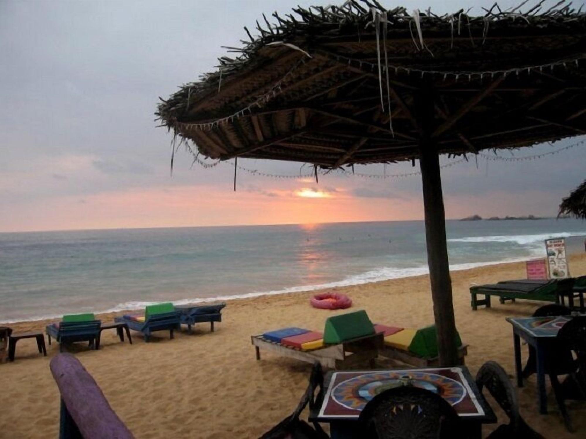 Time N Tide Beach Resort Hikkaduwa Bagian luar foto