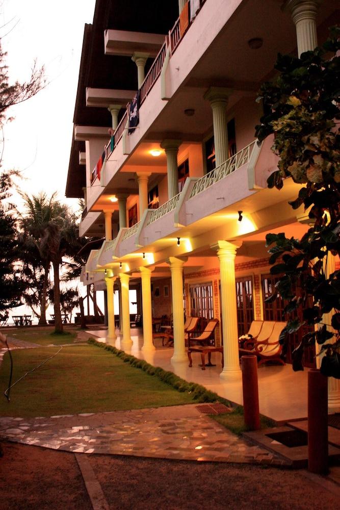 Time N Tide Beach Resort Hikkaduwa Bagian luar foto